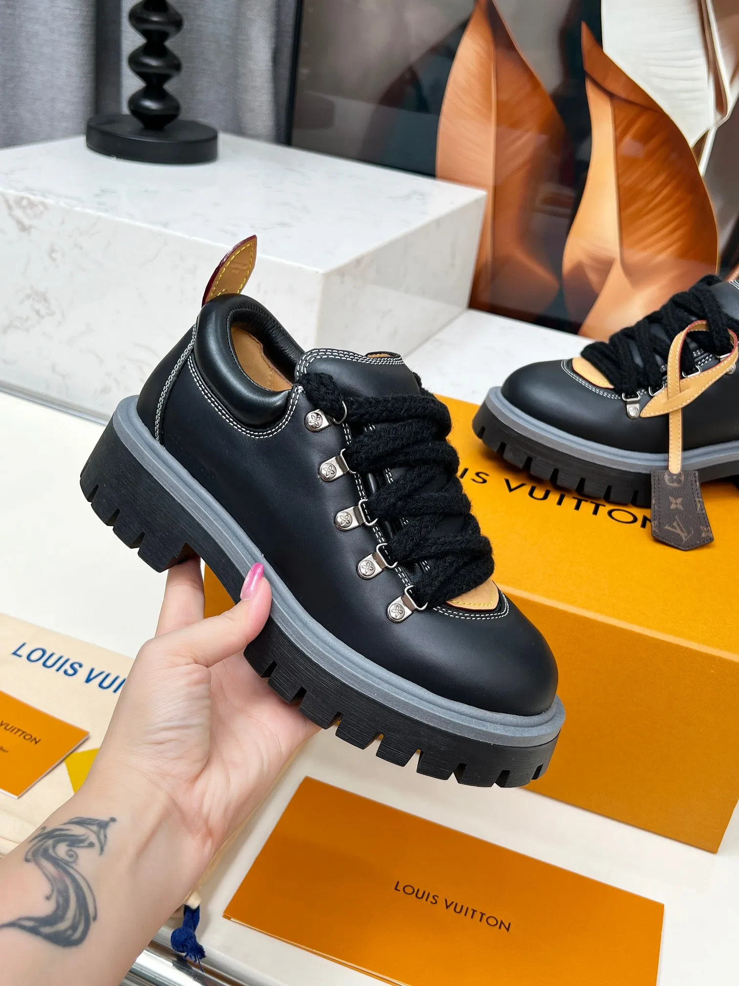 p660💰"Couple Style" LV Louis Vuitton's 2025 autumn and winter new style, developed one-to-one from the original version, retro fashionable, handsome and cool mountaineering derby shoes are now available.  Material: Imported first-layer cowhide Lining: Imported lambskin Outsole: Original molded TR non-slip outsole Sole height: 3.5cm Shoe size: Same style for men and women 35-45